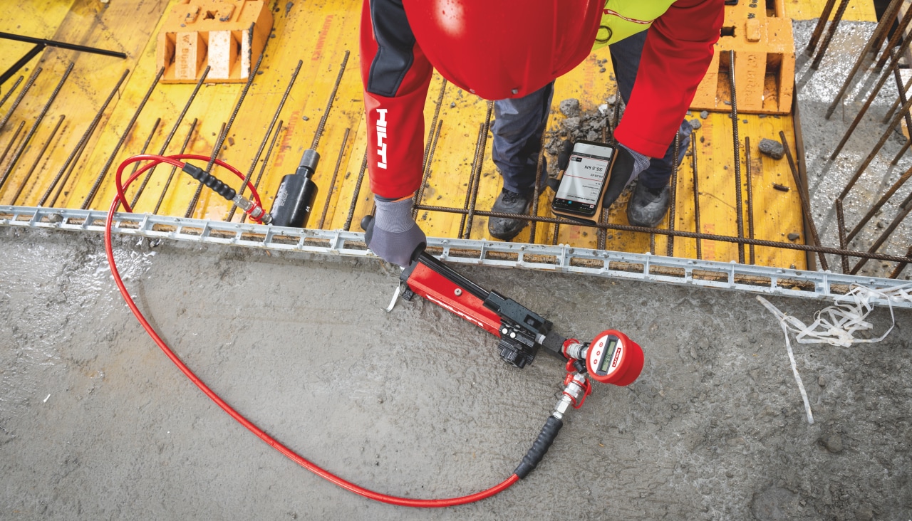 使用數(shù)字化 HAT 180 錨固測(cè)試儀進(jìn)行現(xiàn)場(chǎng)鋼筋測(cè)試